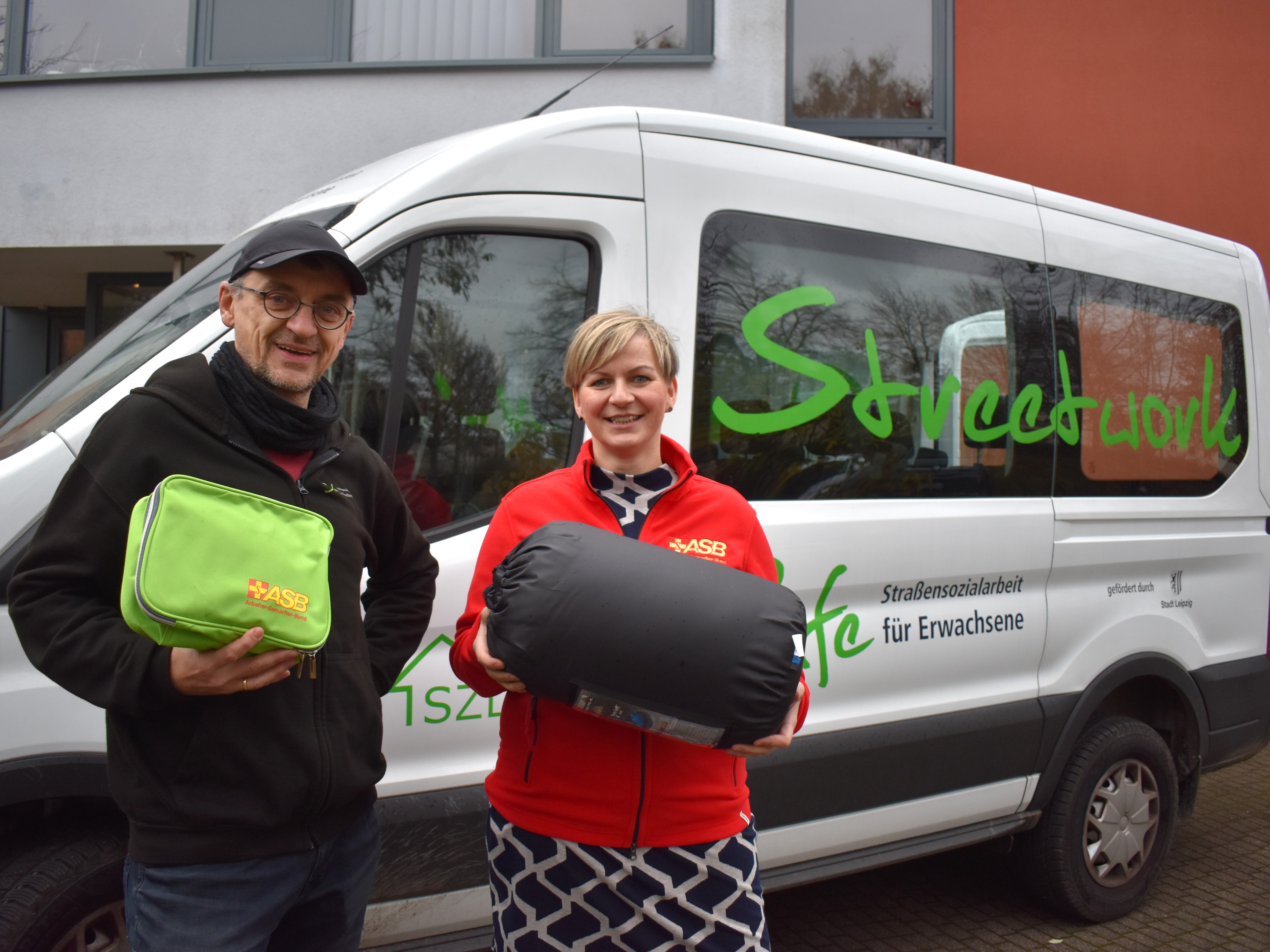 ASB Leipzig spendet Schlafsäcke und Hygienesets an das Projekt HILFEBUS in Leipzig