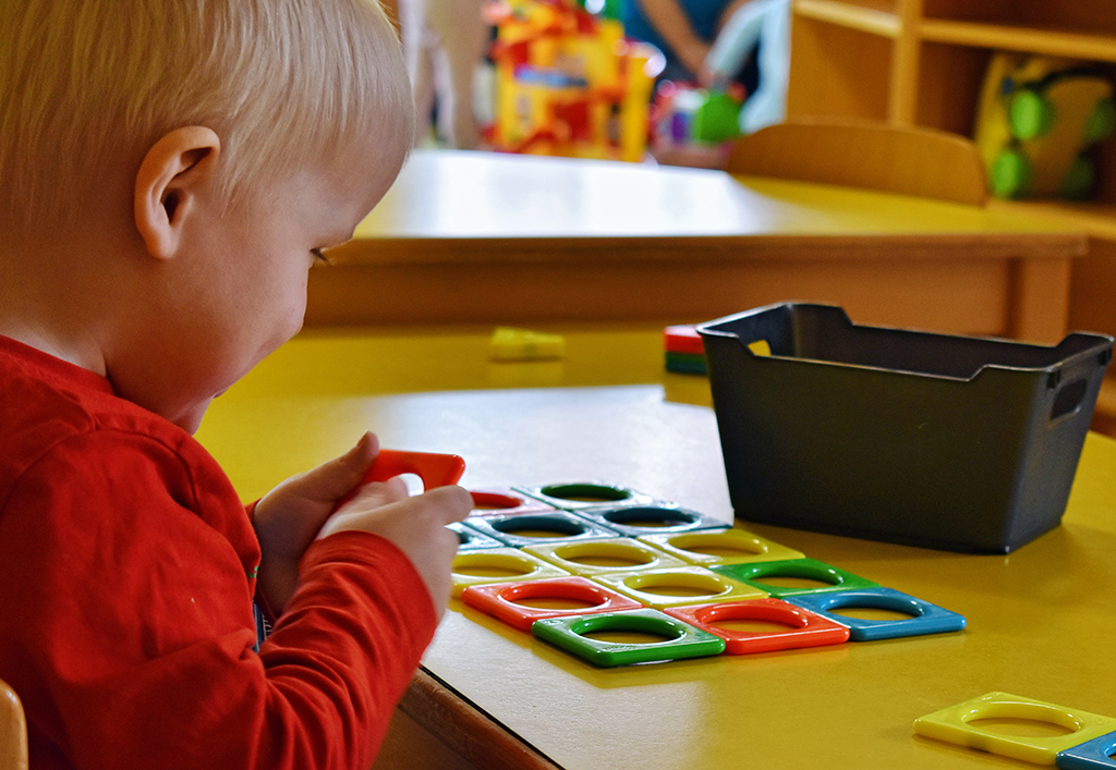 Unser ASB-Kindergarten in Eilenburg: Ein Kind erlernt spielerisch seine Welt, auch beim Spiel mit bunten Formen
