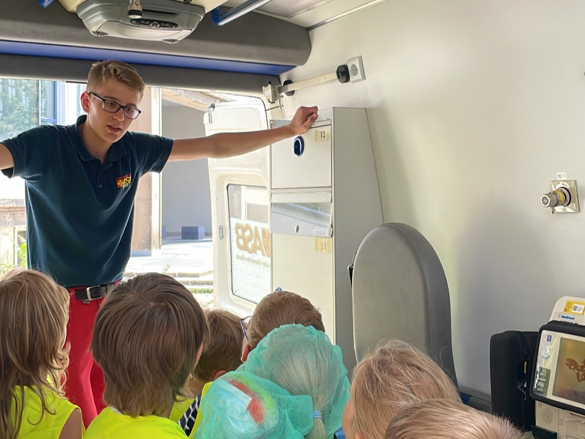 Teddybär-Krankenhaus öffnet seine Türen - wir waren mit dem ASB-Rettungswagen dabei!