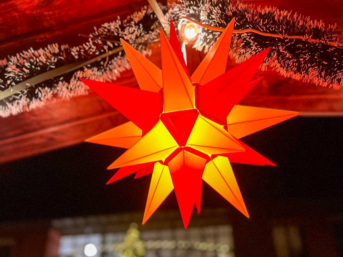 Weihnachtsmarkt vor dem Seniorenheim