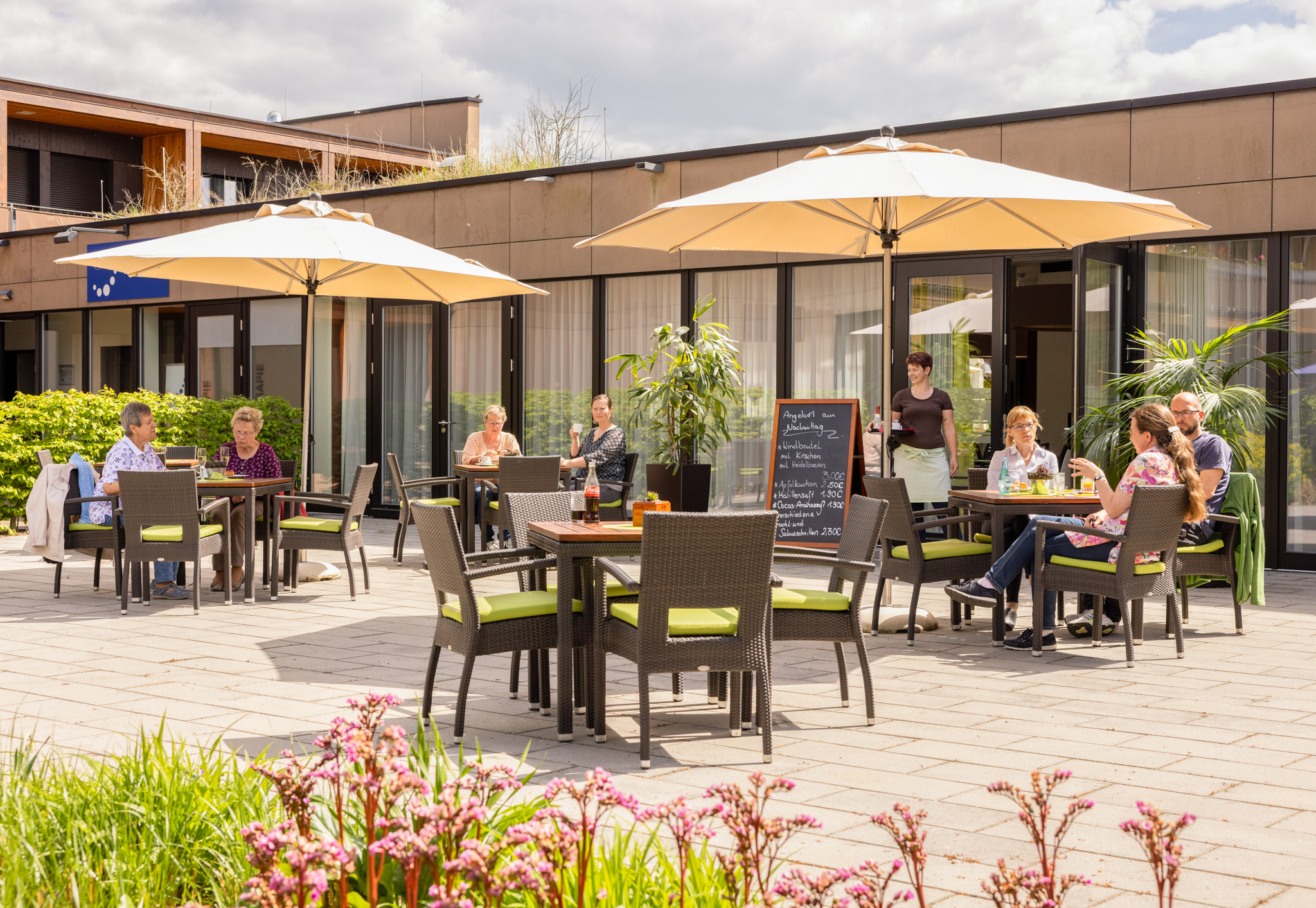 Café und Bistro.png Genießen Sie unsere saisonalen Angebote im Café & Bistro "Am Sonnenpark"