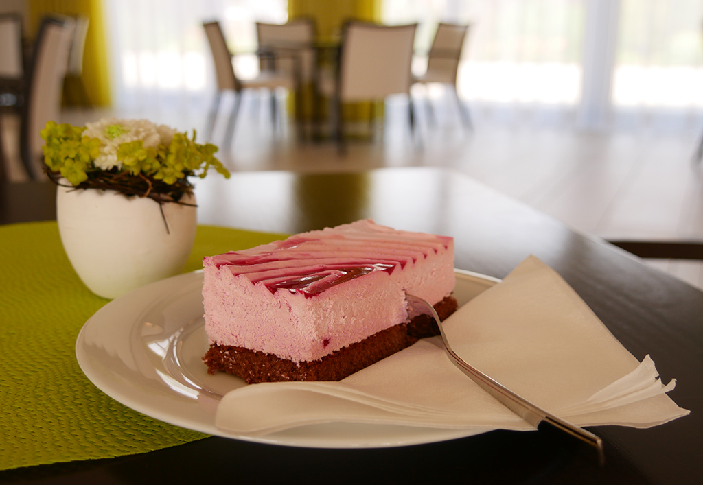 Genießen Sie leckeren Kaffee und Kuchen 