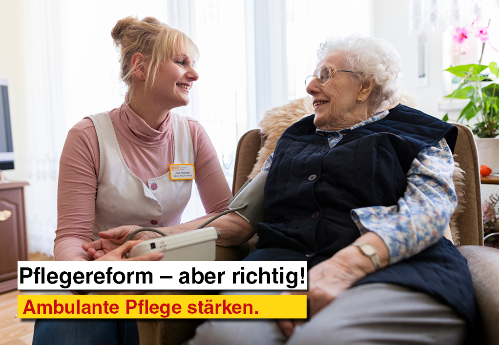 Pflegereform aber richtig Pflegefachkraft kümmert sich liebevoll um Seniorin in ihrer häuslichen Umgebung