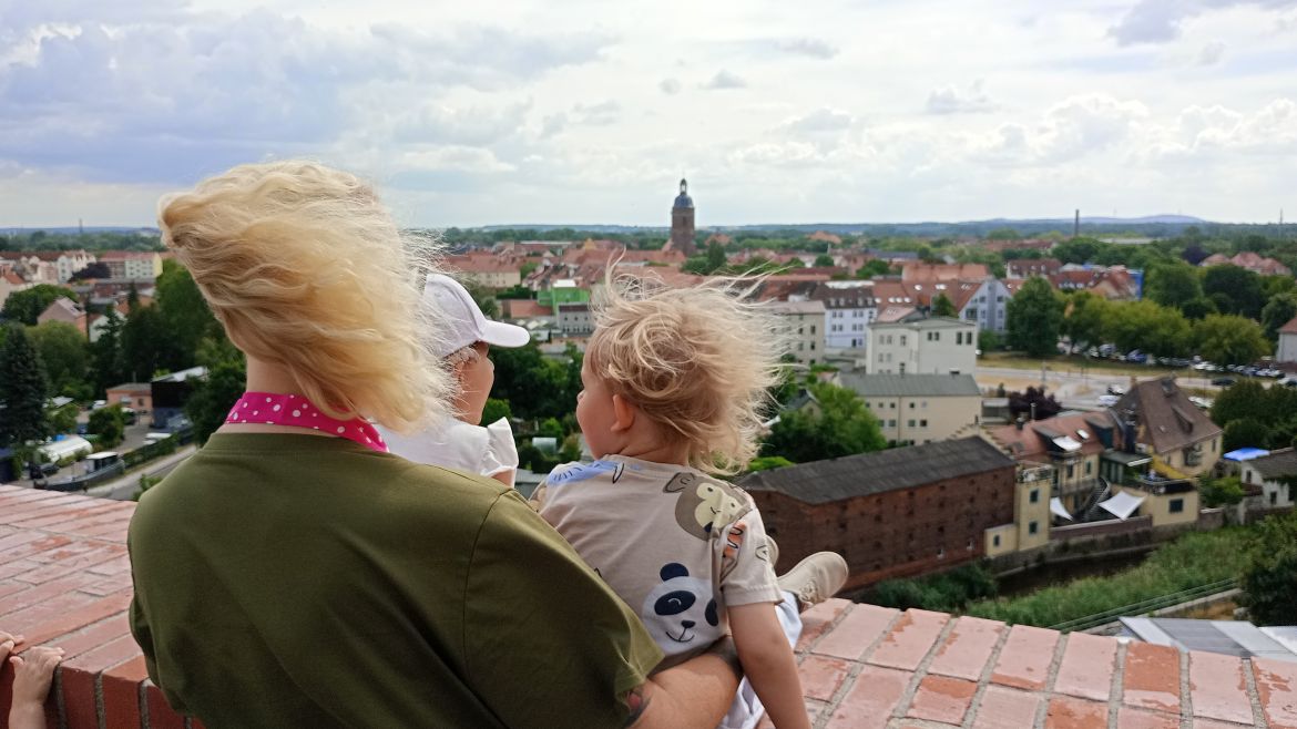 Kita-Kinder und Erzieherin 