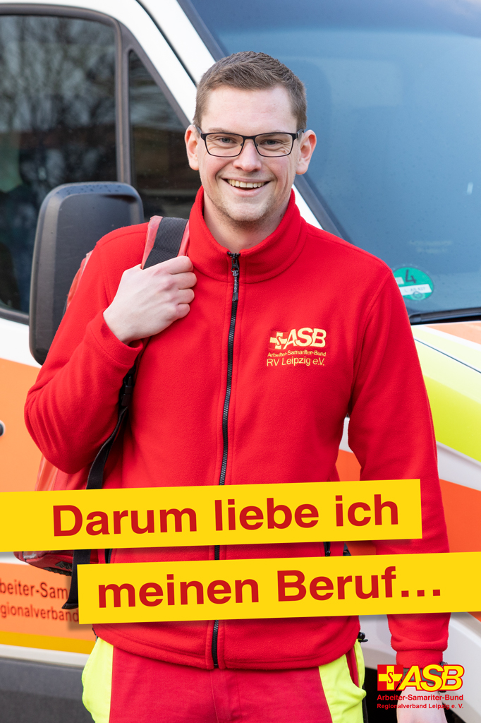 Till Ekelmann, Notfallsanitäter beim ASB Leipzig Notfallsanitäter Ekelmann auf dem Weg zum Einsatz