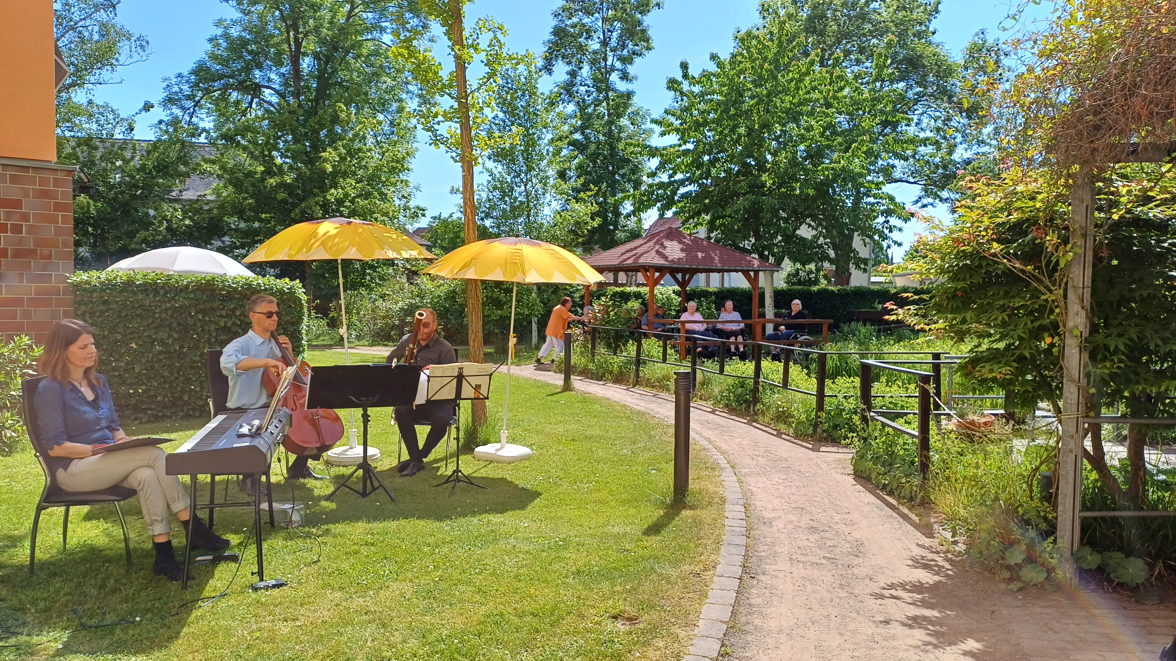Klassische Klänge und „tierische“ Bewohner im neuen Außengehege unseres Seniorenheims in Böhlen