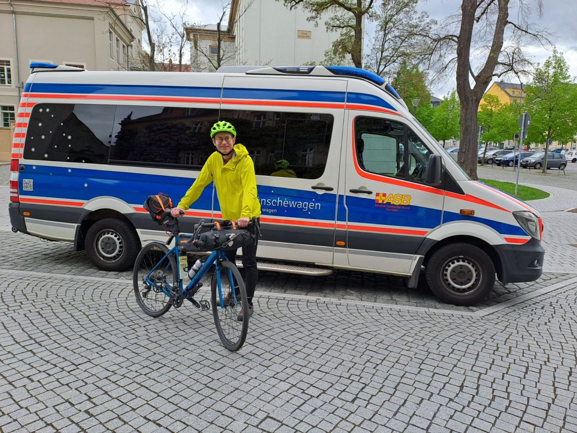 Holger_Ostermeyer_vor_dem_Wuenschewagen_komp.jpg