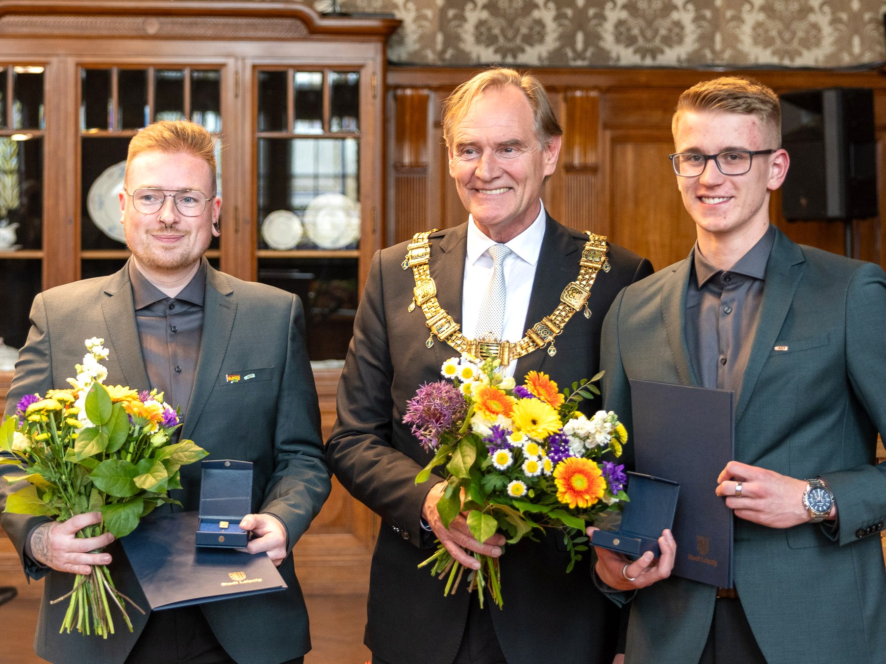 Chapeau! Die Ehrennadel der Stadt Leipzig für Kevin und Tom von der ASJ 