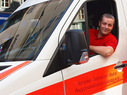Leiter des ASB-Rettungsdienst Leipzig Marco Haucke steigt aus dem Auto. a