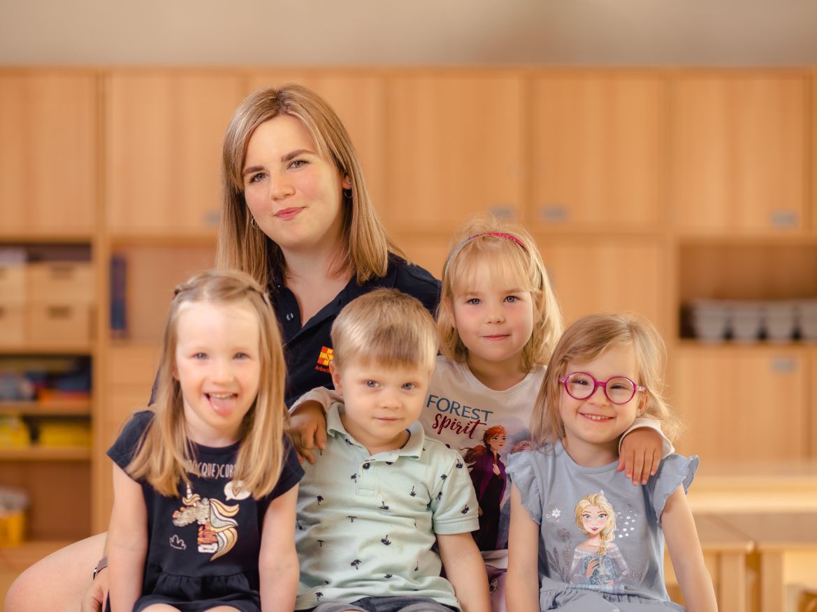 Erzieherin_mit_Kindern.jpg