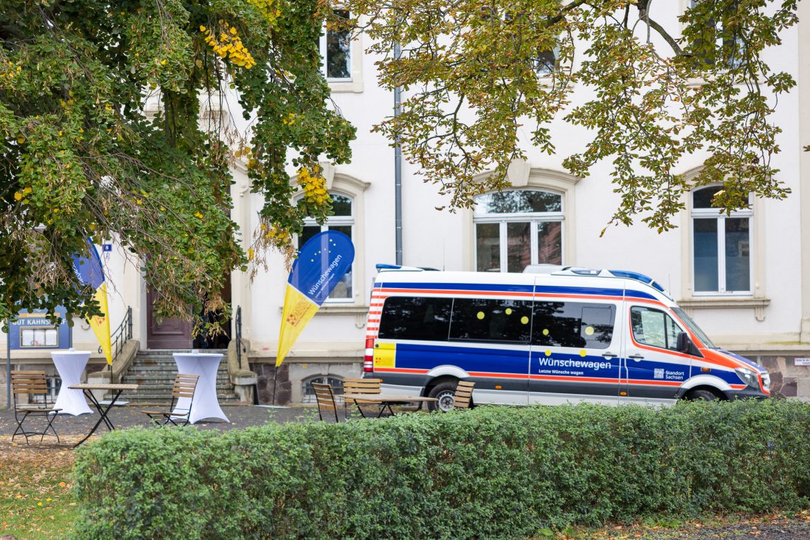 Der_ASB_Wuenschewagen_vor_dem_Gut.jpg