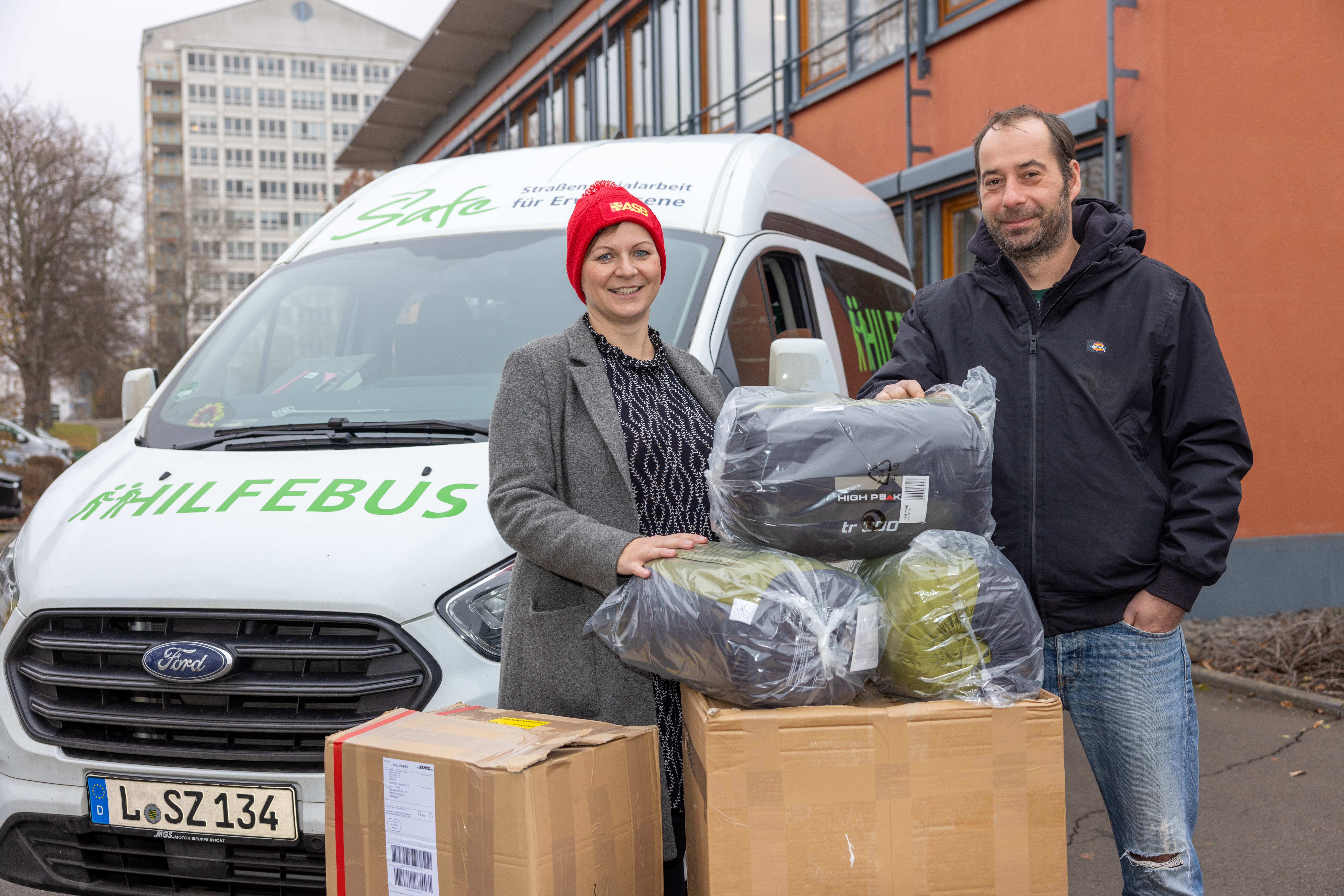 ASB Leipzig spendet Schlafsäcke an Projekt HILFEBUS