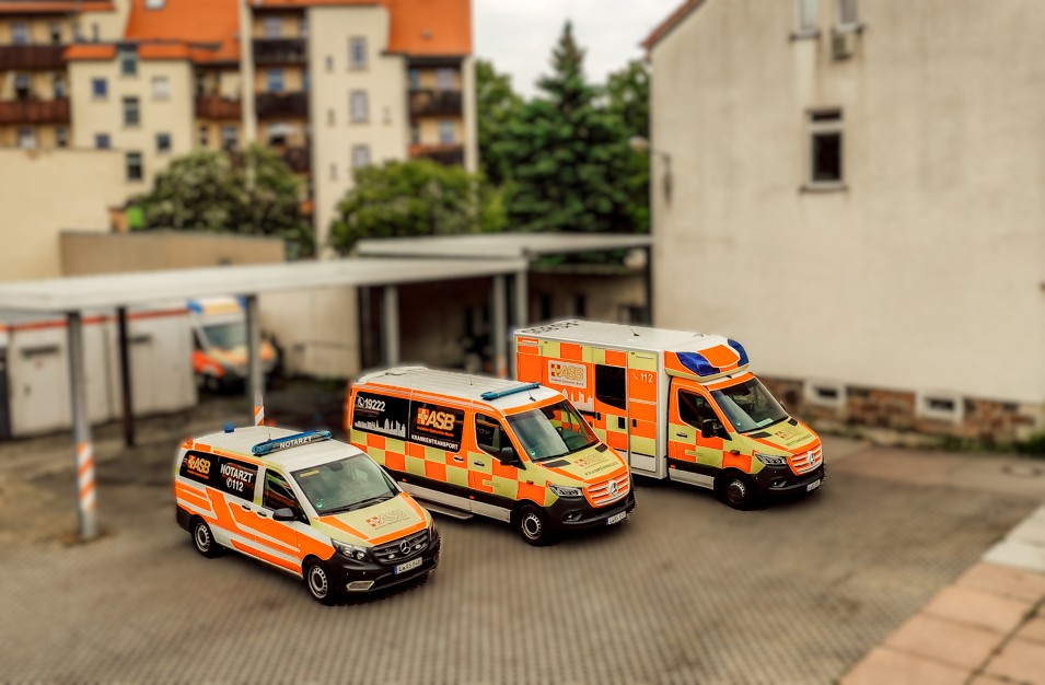 Fahrzeuge vor Rettungswachse_Redok.jpg