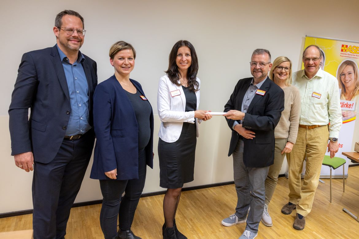 Foto_Staffelübergabe an Frau Rost_mit GF.jpg