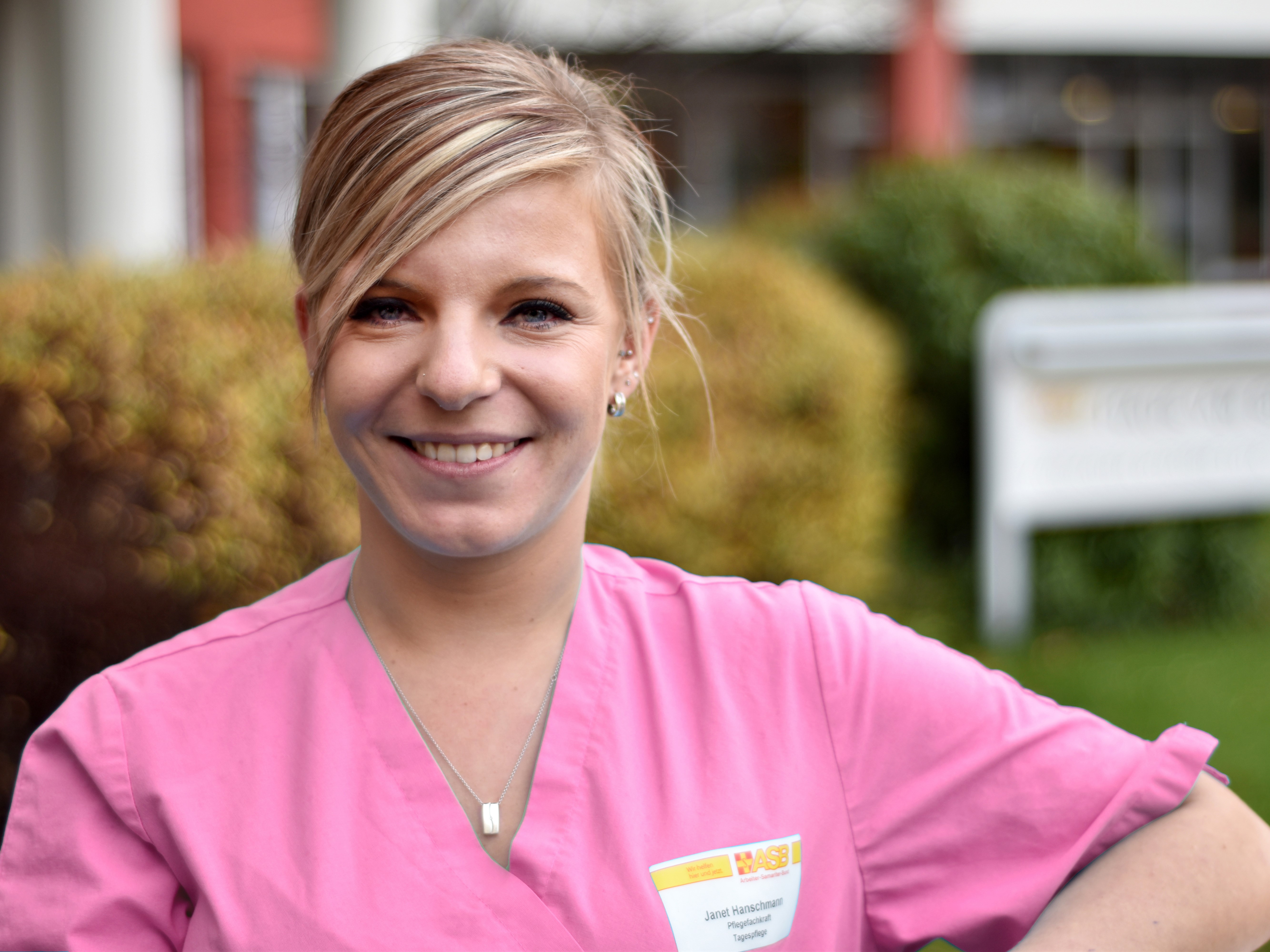 Janet_Hanschmann_rosa_Website.jpg