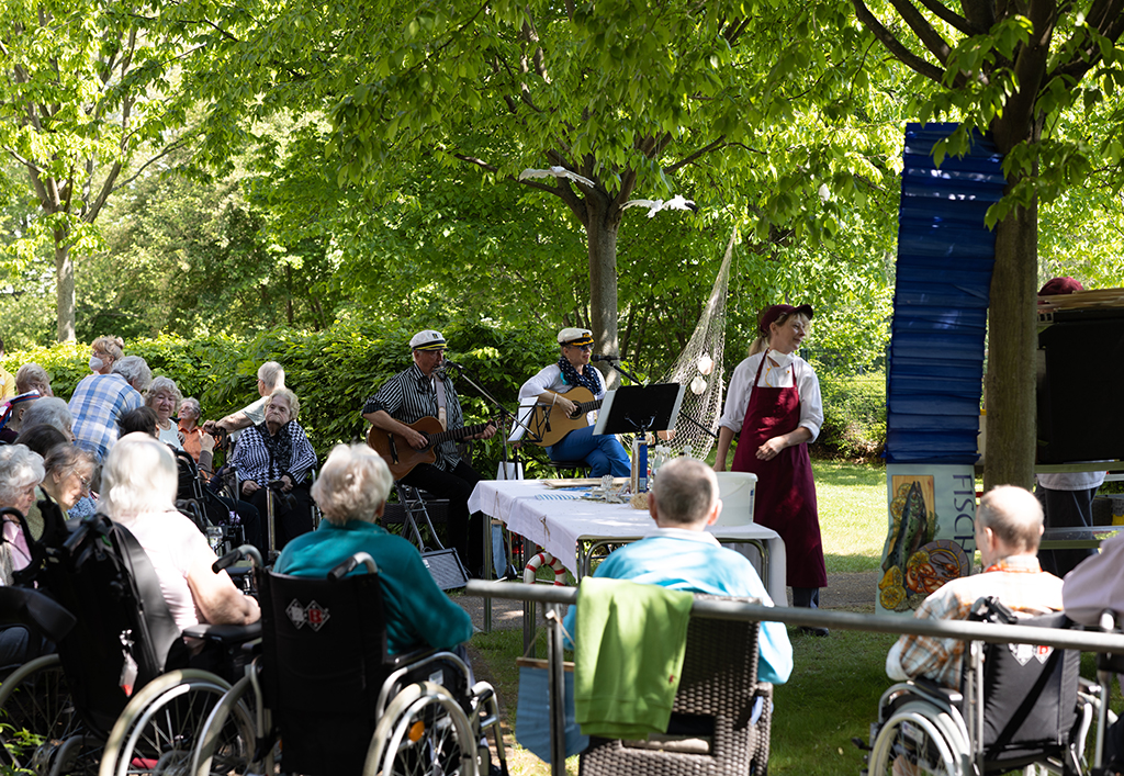 Gemeinsam wird gesungen und gelacht zum Fischerfest