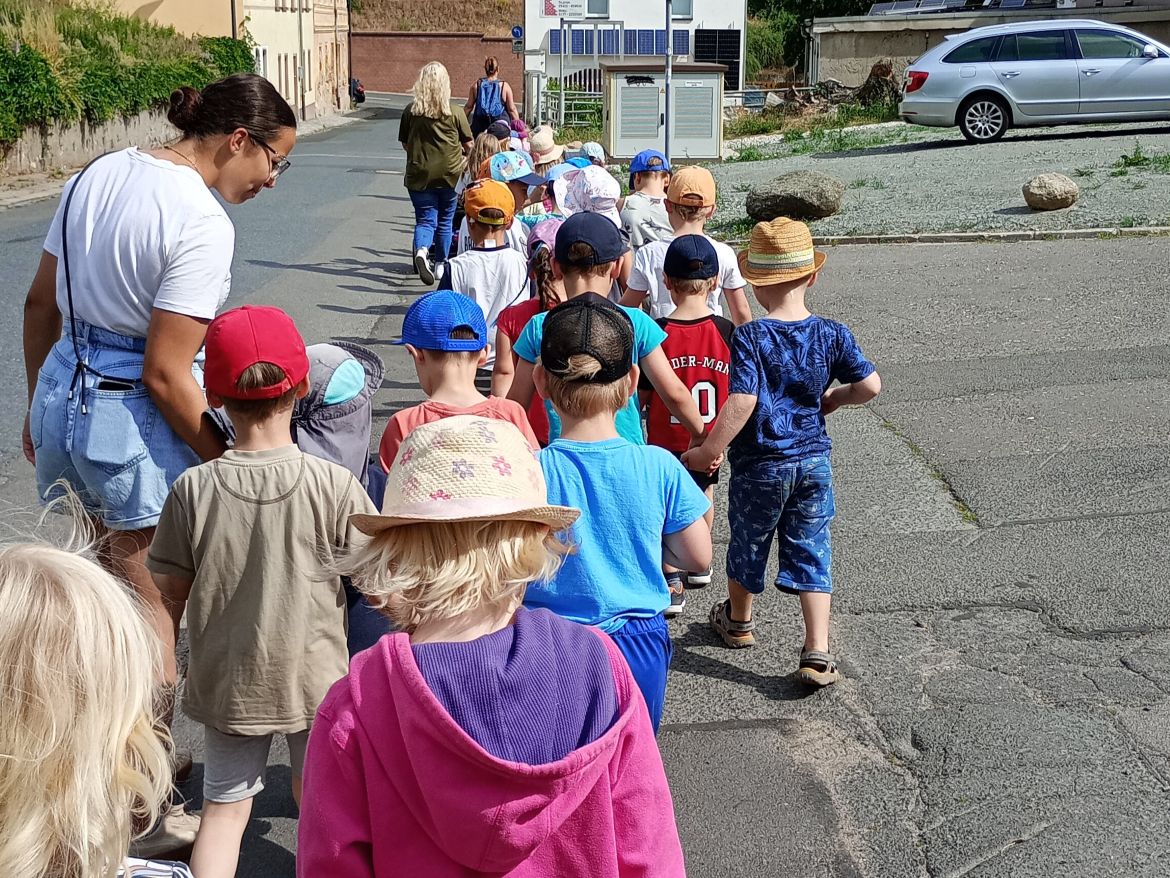 Kita-Kinder auf dem Weg zum Burgberg in Eilenburg
