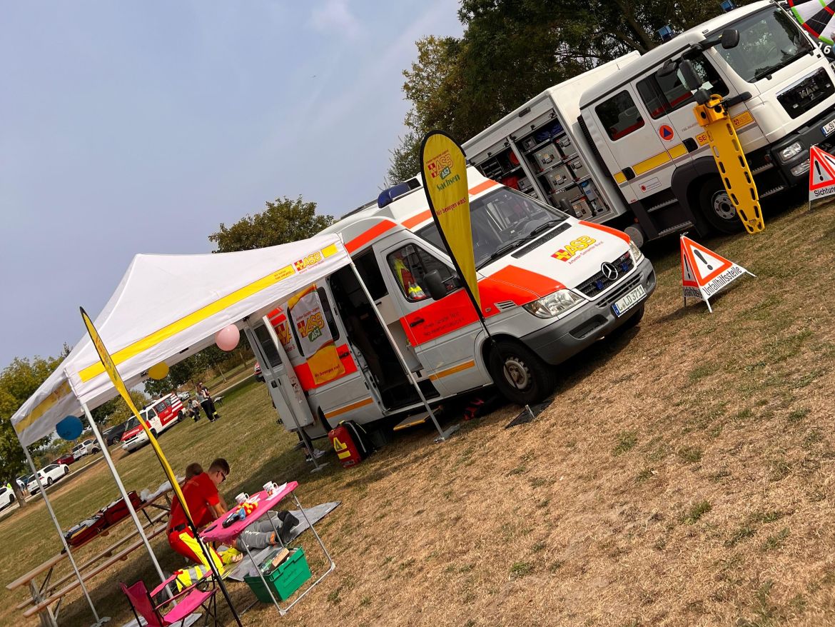 Info-Stand mit Fahrzeugen.jpg