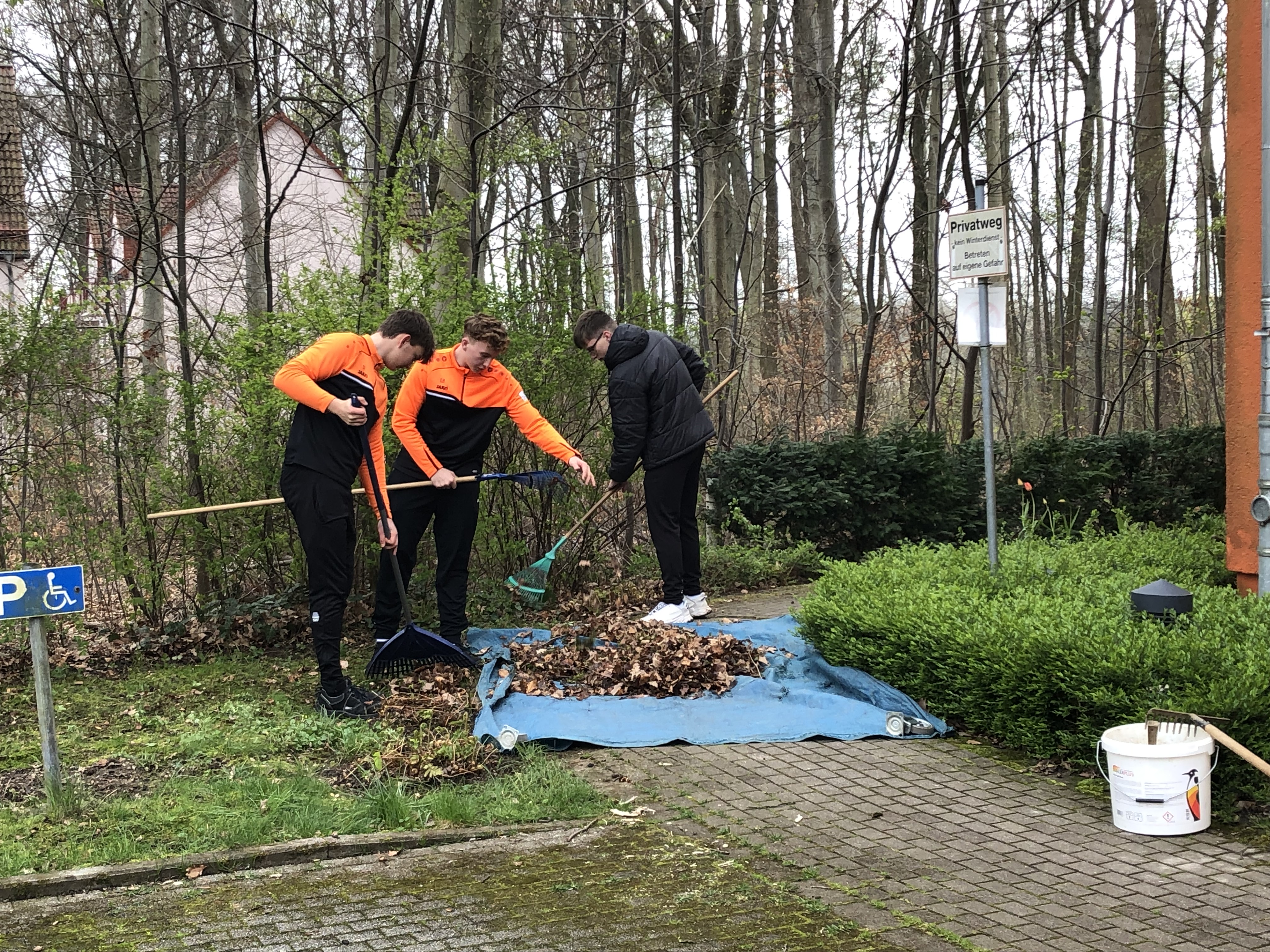 Arbeitseinsatz statt Kicken - tolle Aktion im Seniorenheim in Kitzscher  