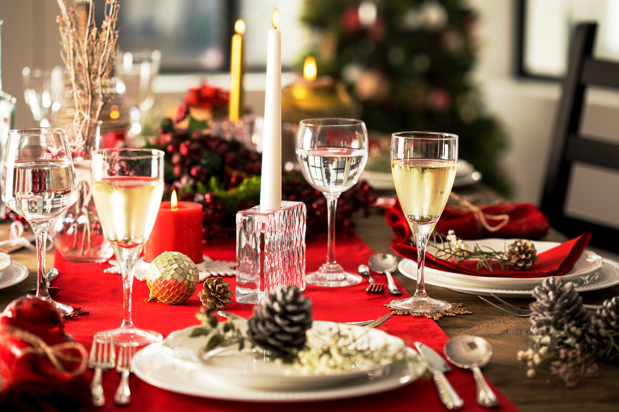 Vorauschau_Festtagsmenüs_AdobeStock_184854874_web.jpg Table served for Christmas dinner