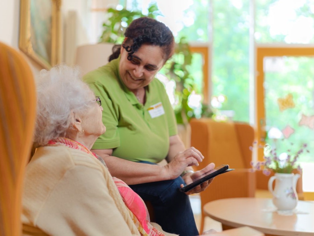 Frau Bruns mit Tablet.jpg