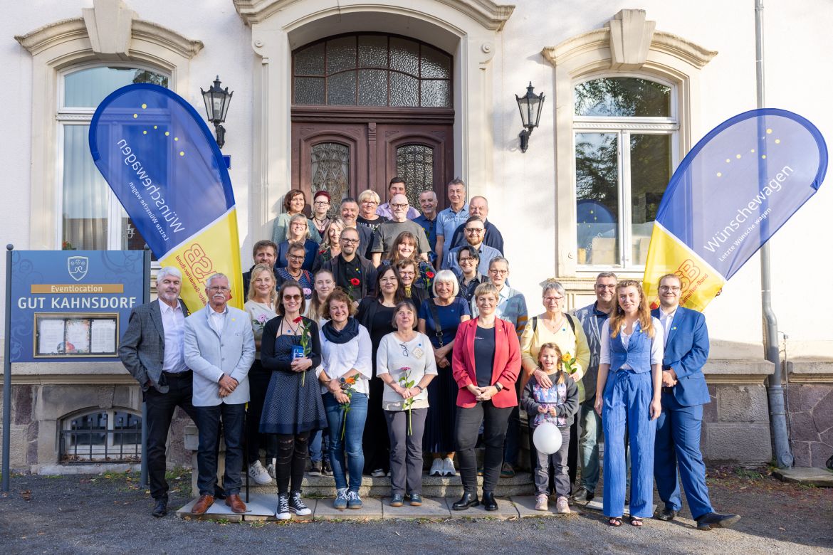 Gruppenfoto_10_Jahre_Wuenschewagen_Sachsen.jpg