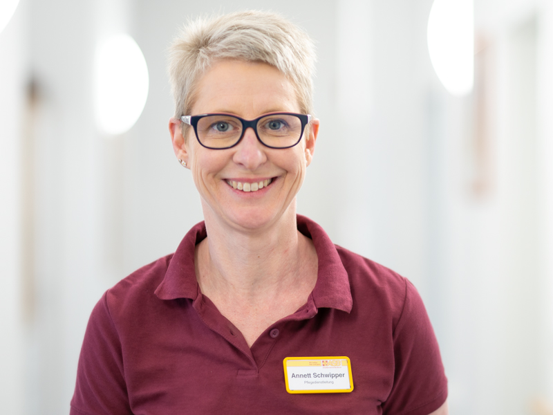 ASB_Schwipper Annett Schwipper schaut nachdenklich in die Kamera