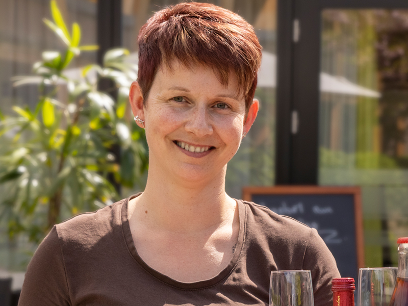 Bistroleiterin steht im Café & Bistro in Leipzig Probstheida