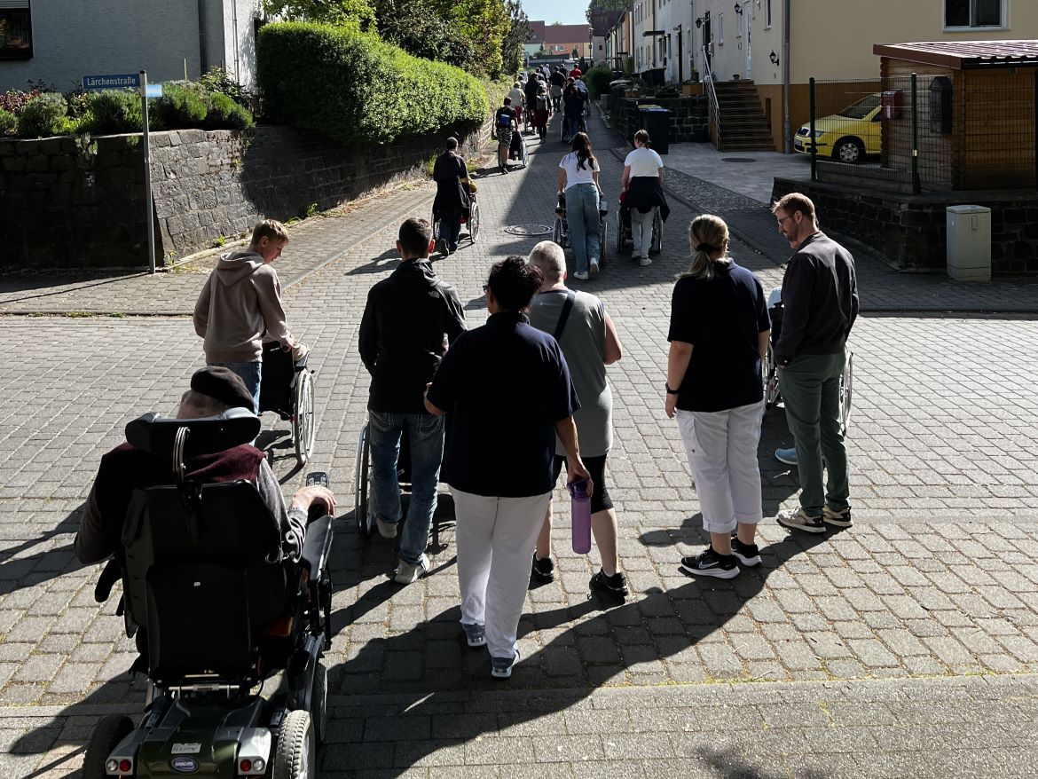 News_ASB_Oberschüler bringen Senioren zum Maibaumsetzen 2024.JPG