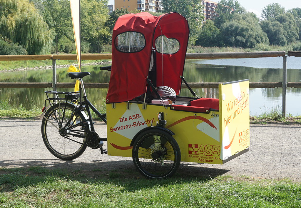 Offizielle Übergabe von E-Rikschas im Haus „Am Silbersee“ in Leipzig-Lößnig 