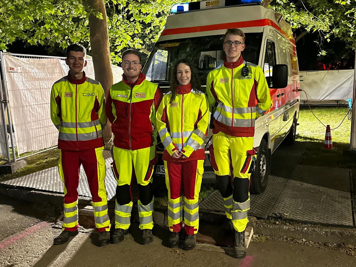 vier personen mit fahrzeug.jpg