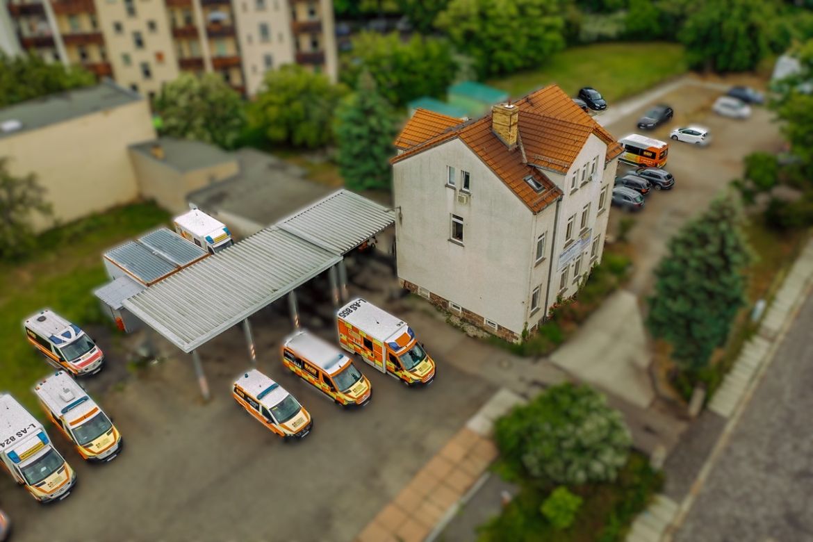 Fahrzeuge vor Rettungswache_Luftbild_Redok.jpg