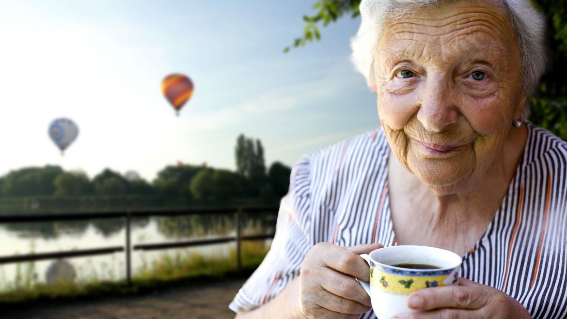 AlteFraumitKaffeetasse.jpg